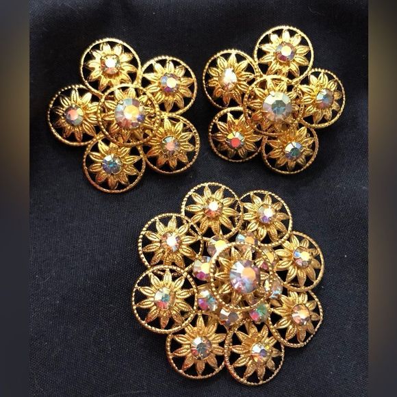 Vintage aurora borealis brooch and clip on earrings - Picture 1 of 8